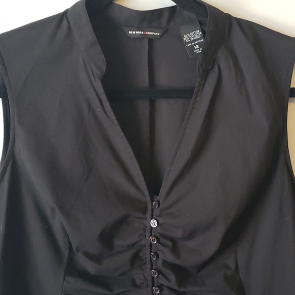 LIKE NEW! Sleeveless fitted Ruched button down top New York & Company - Picture 2 of 7
